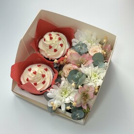 Набор из 2 капкейков и цветочной композиции