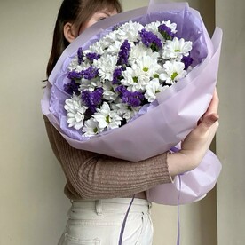 Букет из ромашковой хризантемы и сухоцвета фиолетовой статицы