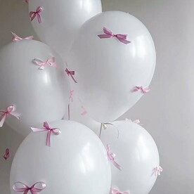 Белые шары с бантиками