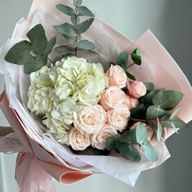 Букет из гортензий и кустовых роз