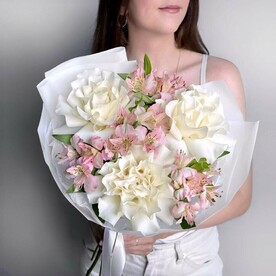 Букет из французских роз и розовых альстромерий