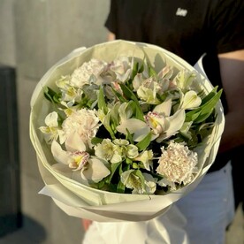 Орхидеи, альстромерия и гвоздики самый стойкий и ароматный букет