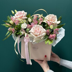 Сумочка из роз, эустомы, альстромерии