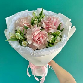 Нежный букет с французскими розами и альстромерией