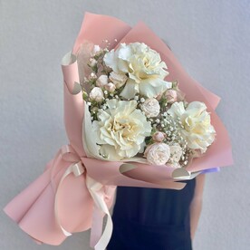 Розы и гипсофила в современной упаковке