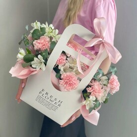 Диантусы и альстромерия в сумочке