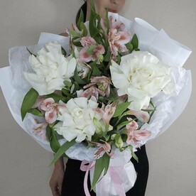 Букет с белыми французскими розами и альстромериями