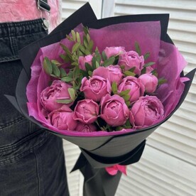 Букет из кустовых роз в элегантной упаковке