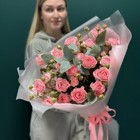 Кустовая пионовидная розовая роза с эвкалиптом