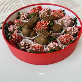Клубника в шоколаде в круглом боксе