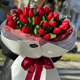 Букет из красных тюльпанов