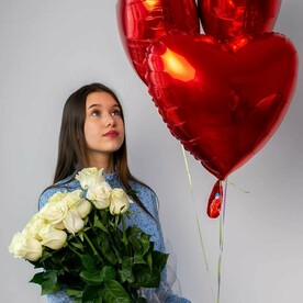 15 белых роз + три фольгированных шара