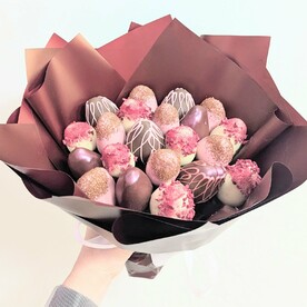 Букет из клубники три шоколада "Строгий бордо"