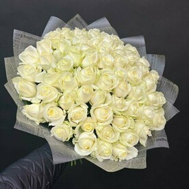 Белые розы Аваланж 50 см 51 шт