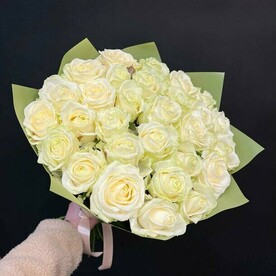 Белые розы Аваланж 50 см 25 шт