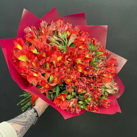 Букет с красной Альстромерией 39 шт