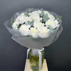 Букет с белоснежными Диантусами и ароматным эвкалиптом