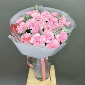 Букет розовыии Гвоздиками и ароматным эвкалиптом