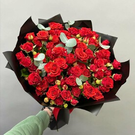 Красные кустовые роза Мирабэль 50 см 19 шт с эвкалиптом