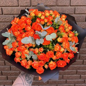Стильный букет с оранжевыми кустовыми розами и эвкалиптом