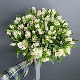 Букет с шикарной белой Альстромерией 39 шт