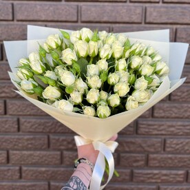 Букет с белой кустовой розой 19 шт