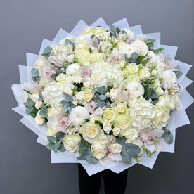 Большой белый букет с  Гортензией и Орхидеей