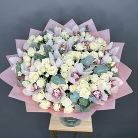 Букет с кустовыми розами и Орхидеей