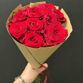 9 красных роз крафте
