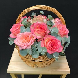 Корзина с розами и эвкалиптом