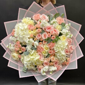 Большой розовый букет с Гортензией и Розой