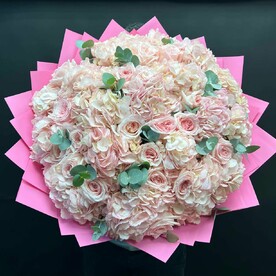Красивый авторский букет с розами Pink O'hara