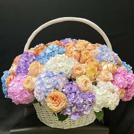 Огромная Корзина с Розами и Гортензией