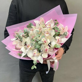 Букет с белыми Орхидеями Цимбидиум