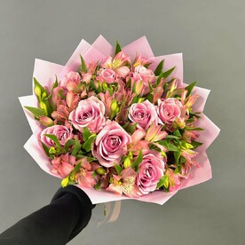 Букет с розами и Альстромерией