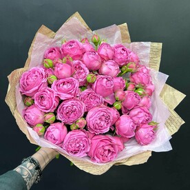 Кустовая пионовидная роза Мисти Бабблз 9 шт в крафте