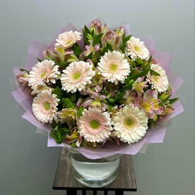Практически даром букет нежных цветов с Герберами