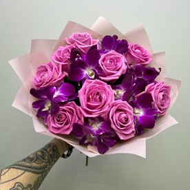 Яркий букет с розами и Орхидеями