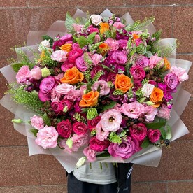 Яркий букет с розами и Эустомой