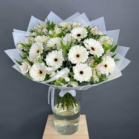 Белый букет с Герберами и Альстромерией