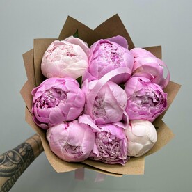 Ароматные розовые Пионы Sarah в крафте 9 шт