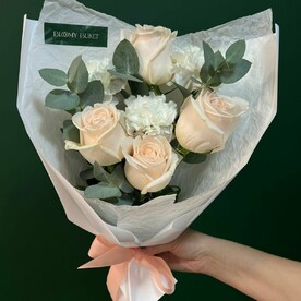 Букет из роз и диантусов