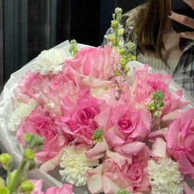 Авторский букет с французскими розами, диантусами и маттиолой 🌸