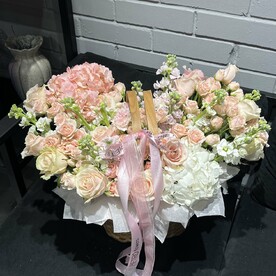 Воздушная корзина с гортензиями ,маттиолой,и розами