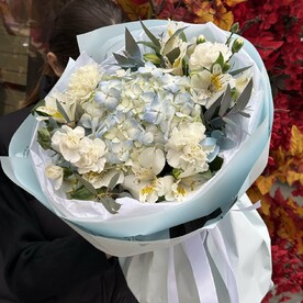 Авторский букет с гортензией в небесных оттенках
