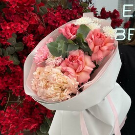 Букет с гортензией, пионовидными французскими розами и хризантемой