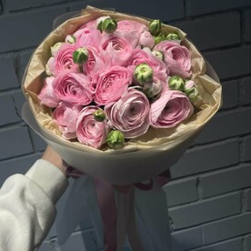 Монобукет с розовыми ранункулюсами в нежной упаковке