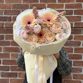 Авторский букет с пионовидными розами