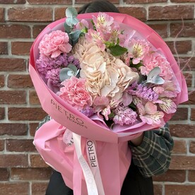 Яркий букет из весенних цветов