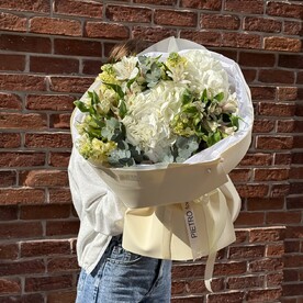 Нежный букет из гортензий,альстрамерии,маттиолы